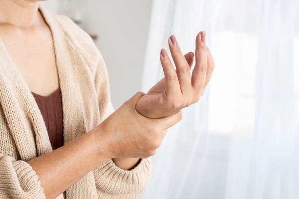 tanda tangan dan kesehatan, kekuatan genggaman menurun, tremor tangan, tangan nyeri saat menggenggam, perubahan warna tangan, tangan berkeringat berlebih, kesehatan ibu muda, ciri masalah saraf, kesehatan wanita